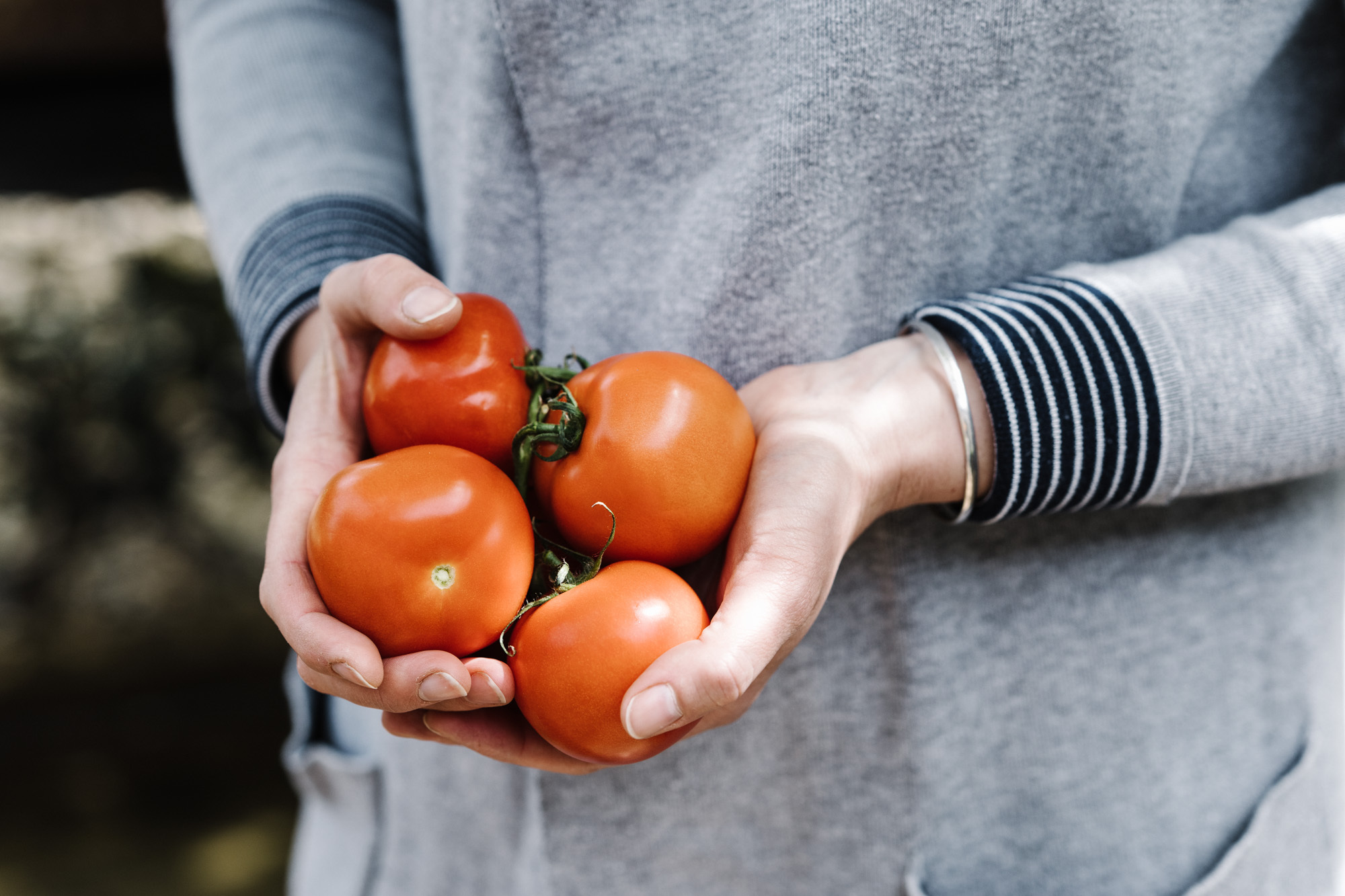 woman holding tomatoes - does diet affect fertility? monash ivf